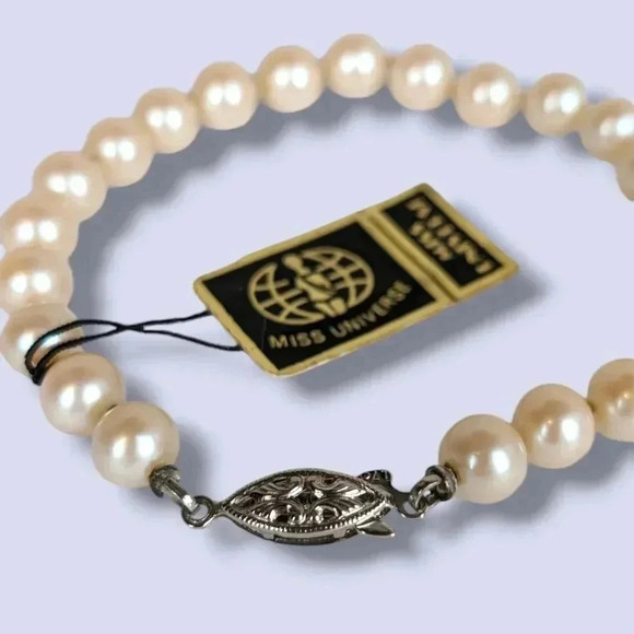 (2/$20) Vintage Miss Universe Faux Pearl Bracelet - Picture 5 of 7